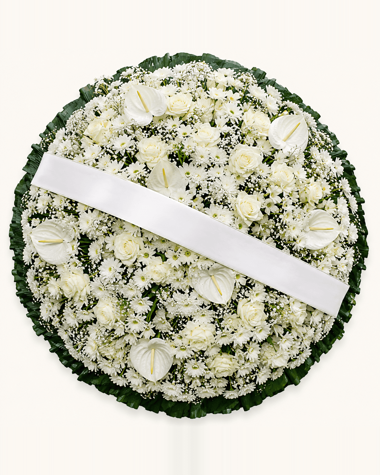 Coroa de Flores Toda Branca de Antúrios e Rosas, tamanho Pequena